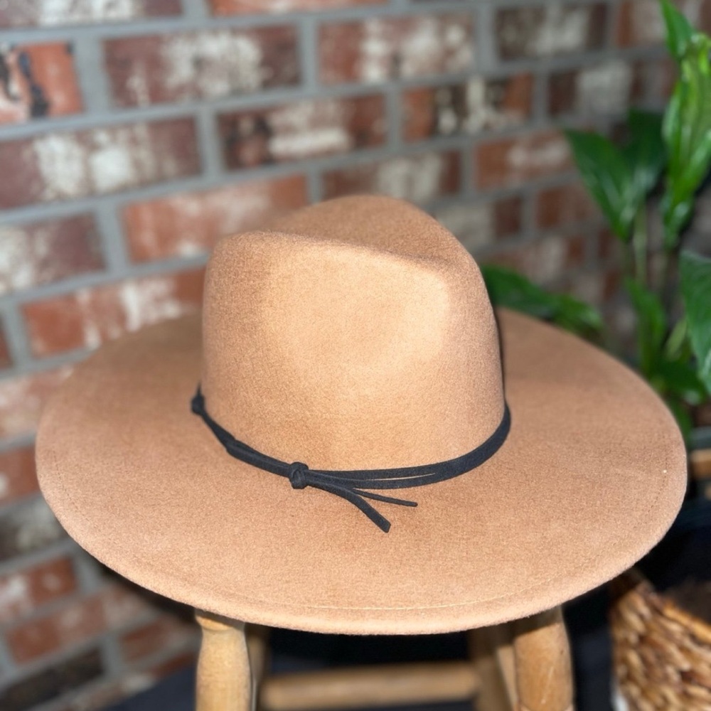 Universal Thread Camel Hat with Black Trim